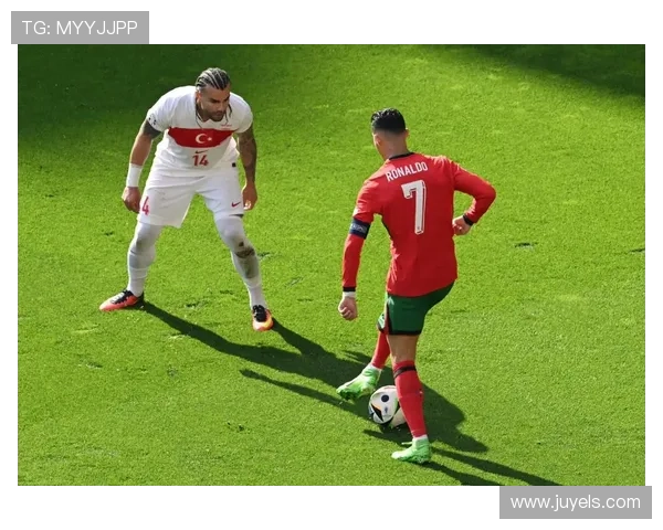 不同足球明星与球迷互动的独特方式与感人瞬间分享