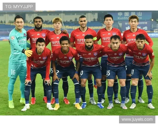 上海足球队状态引发热议球迷与专家观点交锋分析