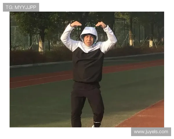 中国足球明星的精彩人生与趣事揭秘，带你走近他们的球场与生活