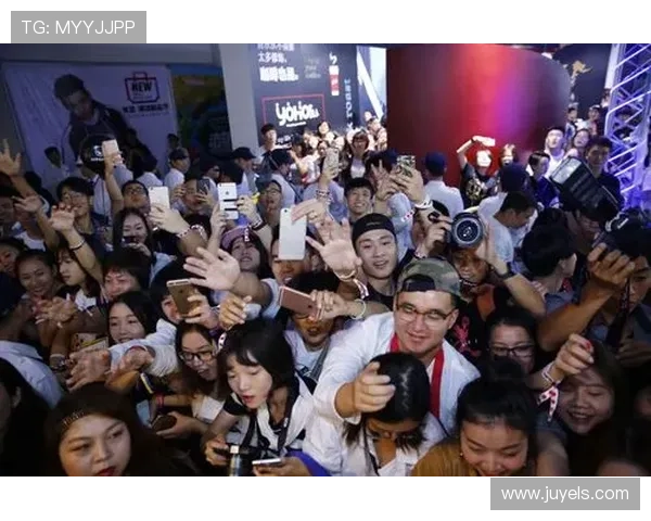 假扮足球明星街头挑战真实反应引发围观与热议