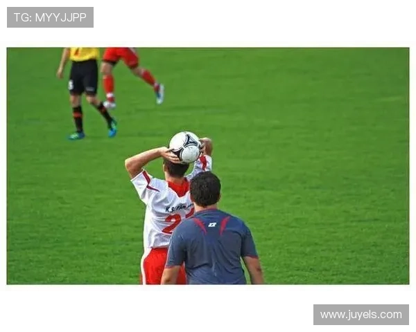 足球明星在球场上激烈冲突引发热议视频曝光引发球迷关注与讨论