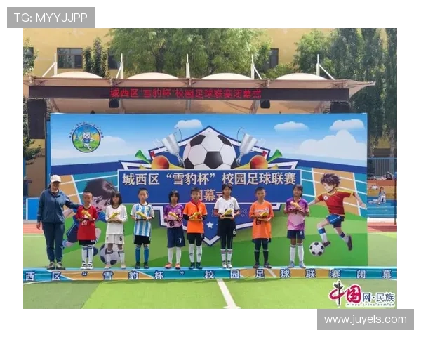 足球明星换球服瞬间与女孩的青春梦想交织的美丽画面